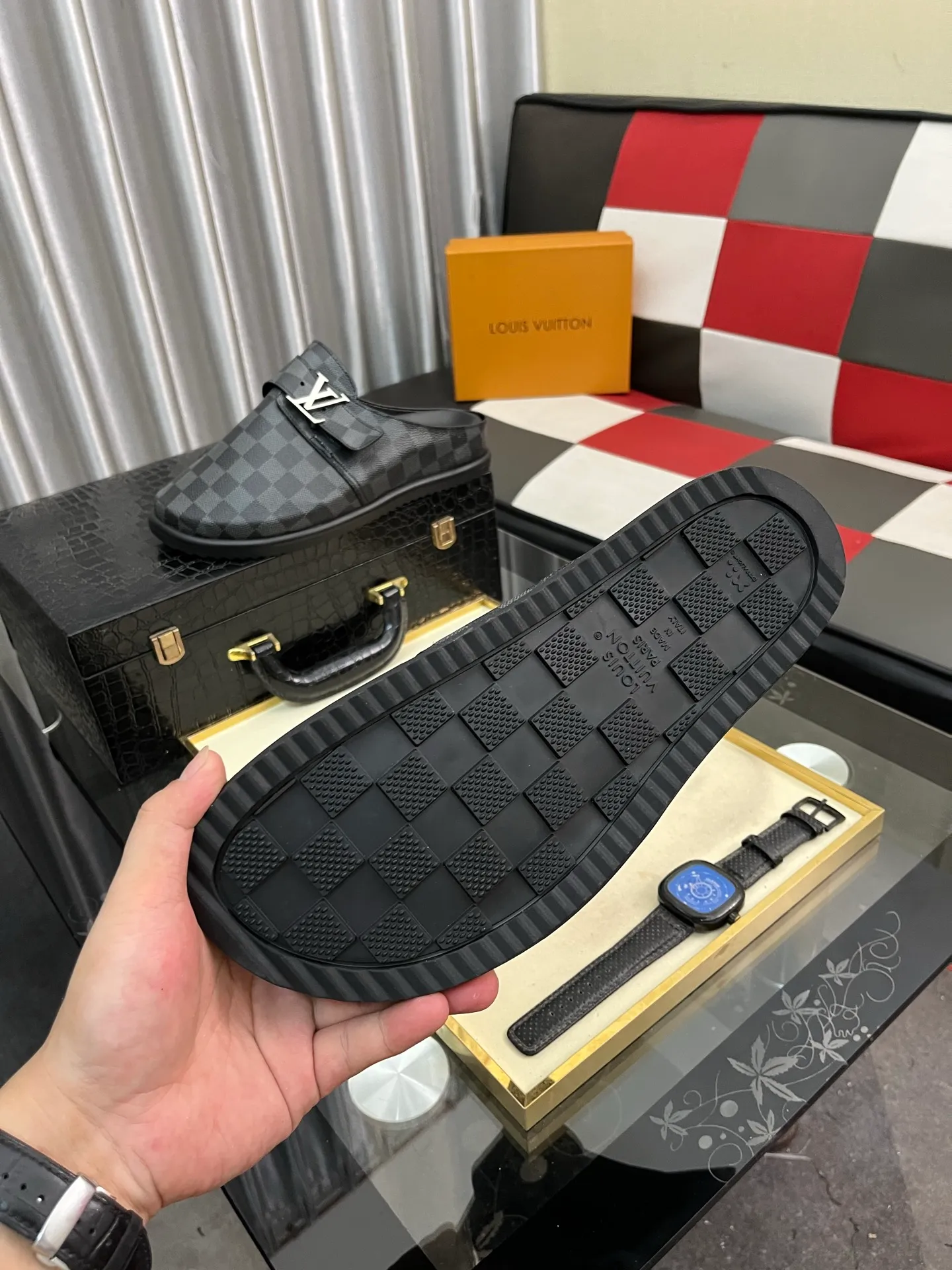 Men's shoes 💰380⌚️⌚️2025 new men's casual sandals and slippers, made of suede cow leather, with Monogram pattern to highlight the trendy style. Adjustable straps illuminated with LV letters, while a resilient insole and micro outsole provide lightweight comfort. Made of suede cow leather with embossed Monogram pattern and brand element metal hardware✅Adjustable straps➕Tough insole‼ ️Micro outsole. Comfortable and easy to wear‼ ️size: 38-443️⃣Colors available